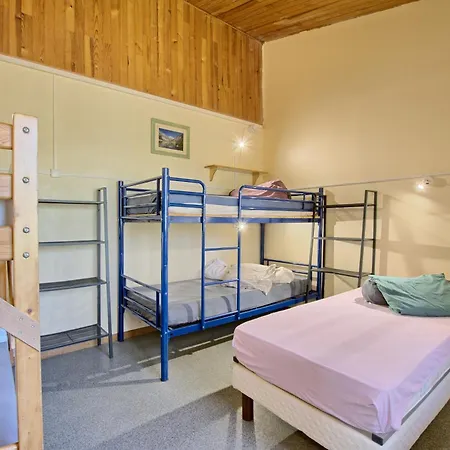 Maison Skioura, De Groupe *