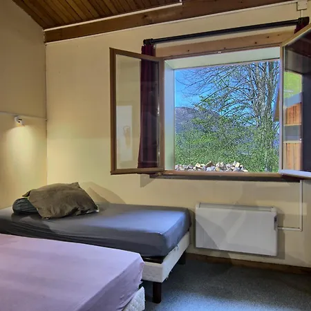 Maison Skioura, De Groupe *