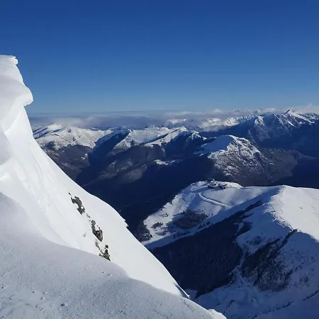 Skioura, De Groupe Semesterbostad