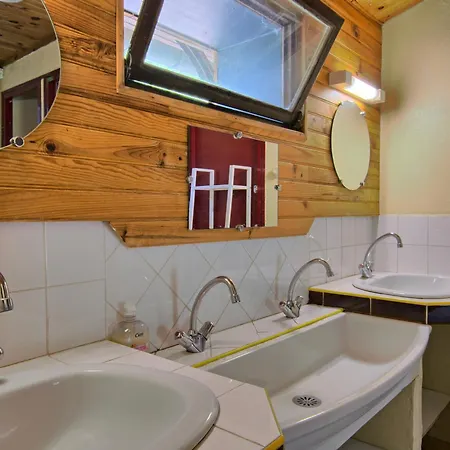 Semesterbostad Skioura, De Groupe *