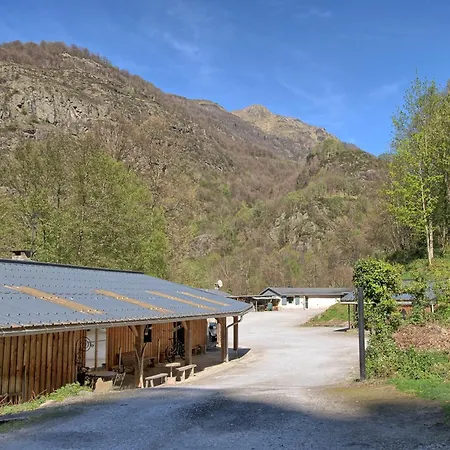 Skioura, De Groupe Semesterbostad